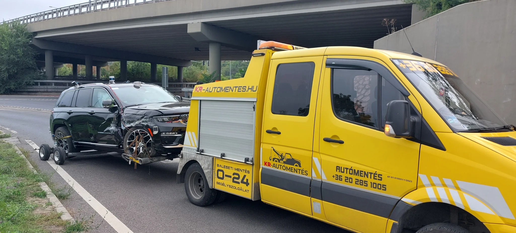 Autómentés szolgáltatás közben egy teherautó egy balesetes autót húz fel egy biztonságos helyre