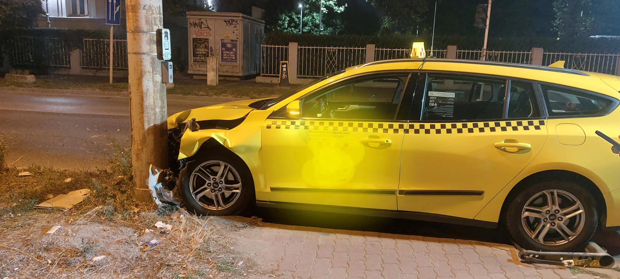 Autómentő szakember egy lerobbant jármű mellett, készen állva a gyors segítségnyújtásra.
