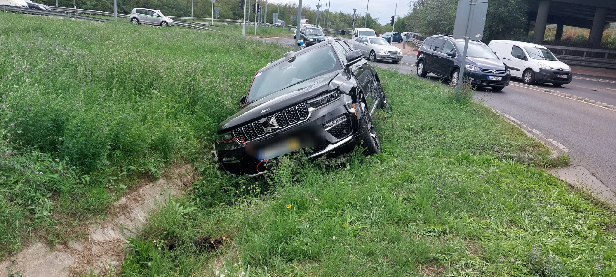 Autómentő szolgálat munkatársa a II. kerületben, egy lerobbant jármű mellett.