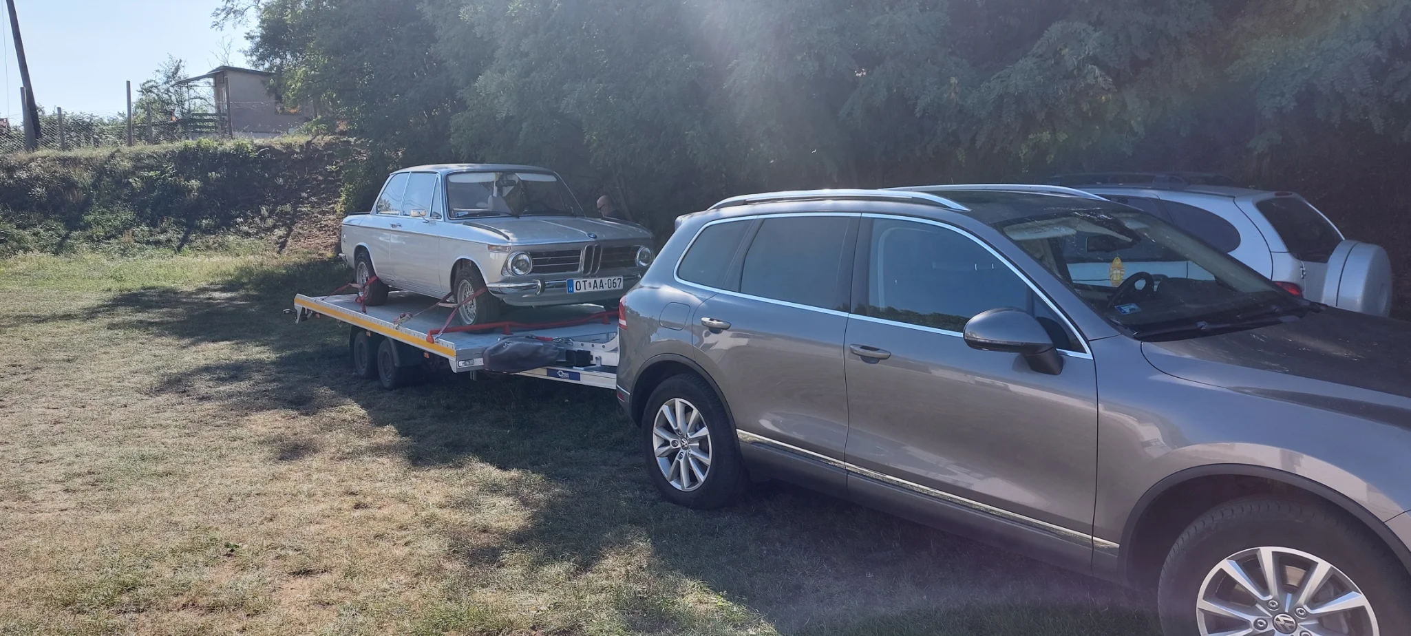 Autómentő szolgálat Solymár mellett egy szerviz előtt várakozik, készen a segítségnyújtásra.